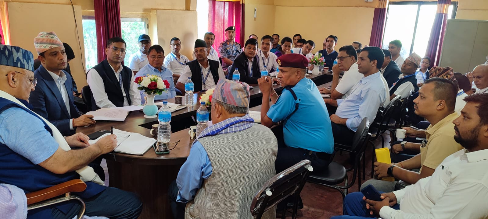 माननीय मुख्यमन्त्री सुरेन्द्रराज पाण्डे द्वारा कार्यालय प्रमुखहरुलाइ निर्देशन दिदै।